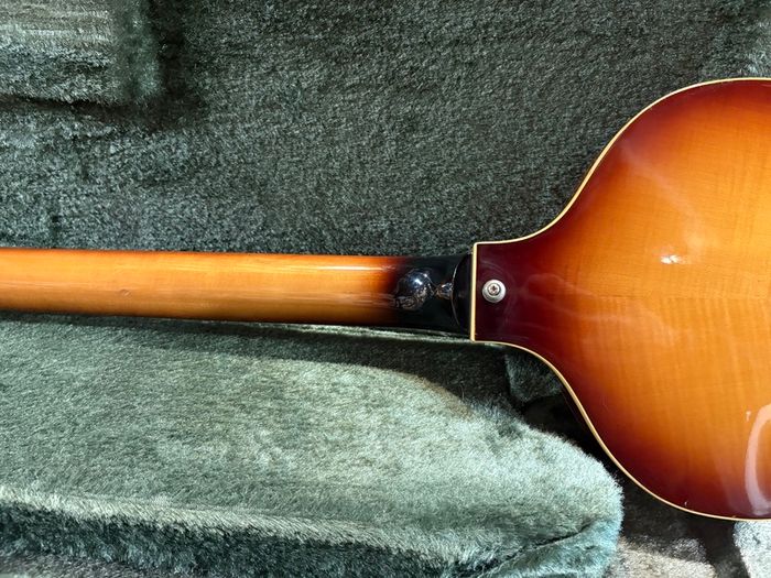 Greco VB-500 Violin Bass Sunburst 1983