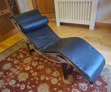 Black leather chaise longue