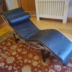 Black leather chaise longue