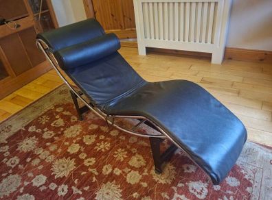 Black leather chaise longue