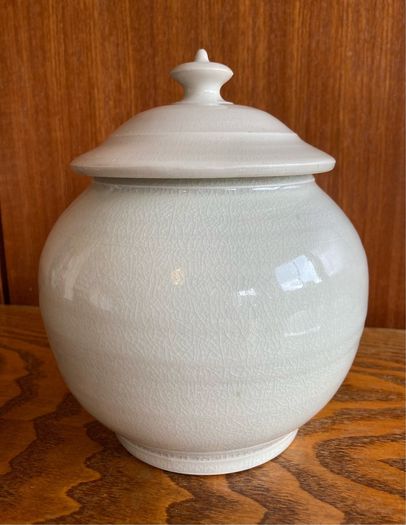 Jim Galligan lidded jar - vintage Irish studio pottery