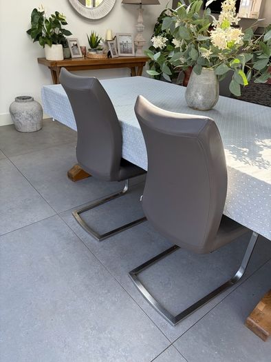dining room chairs x 4