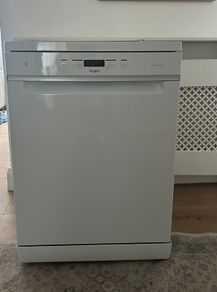 White Whirlpool 6th Sense Freestanding Dishwasher