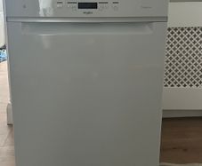 White Whirlpool 6th Sense Freestanding Dishwasher