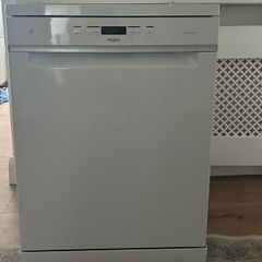 White Whirlpool 6th Sense Freestanding Dishwasher