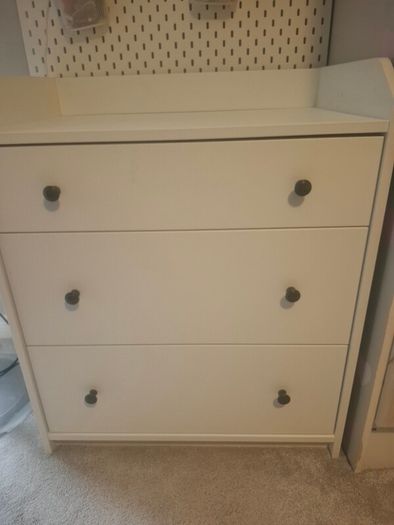 chest of drawers