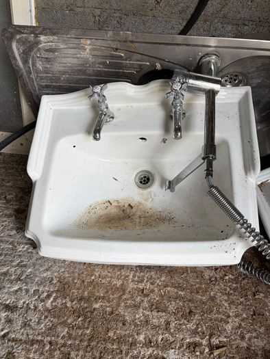 Bathroom/ Kitchen Sink
