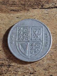 Great Britain UK 2008 One Pound Elizabeth II Coin, Royal Shield - free standard postage