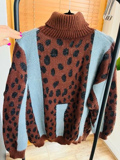 Ribbed lose leopard print polo neck jumper