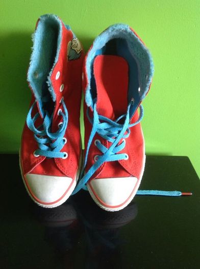 Converse cat in the hat chuck Taylor's size 3.5   Bought in universal studios