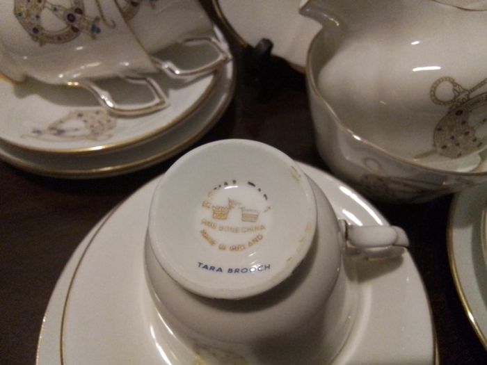 Royal Tara " Brooch" 21 Piece Teaset