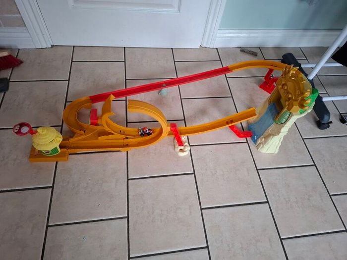 toy- Mario hot wheels race track