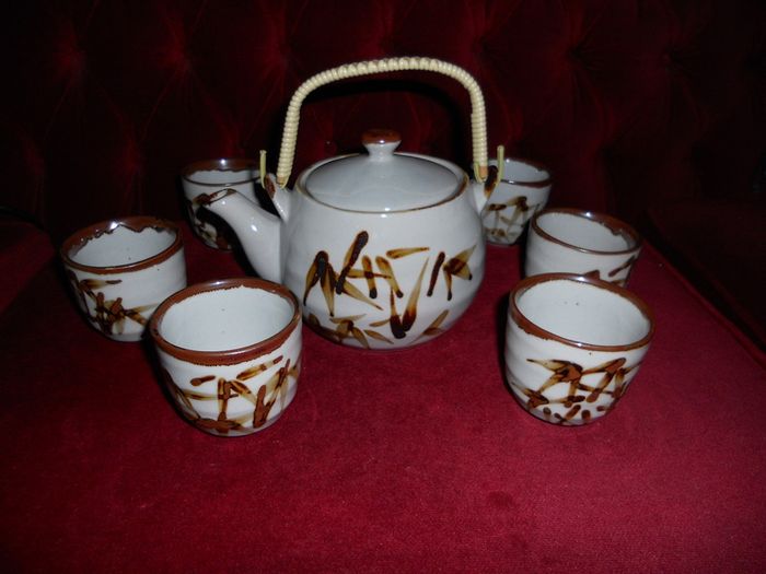 Vintage Vietnames Tea Set. Complete 7 peice