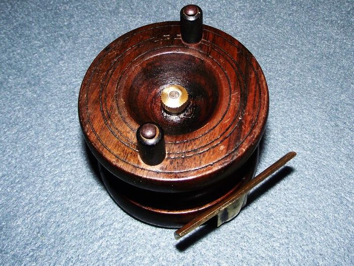 Vintage Fishing Reel (1)