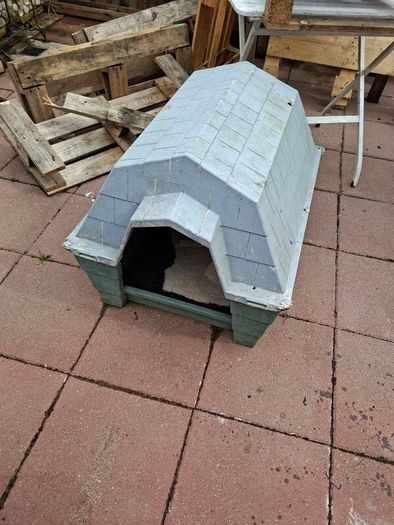 medium dog box, outdoor