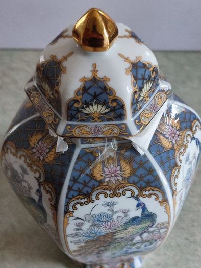 Japanese hand-decorated  Japanese Porcelain Meiji Style Peacocks Vase Urn With Gilt Domed Lid