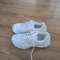 Men or women  shoes, size 41, UK 7,white, like new