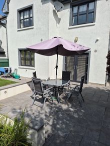 Garden table, 4 x recliner chairs and parasol