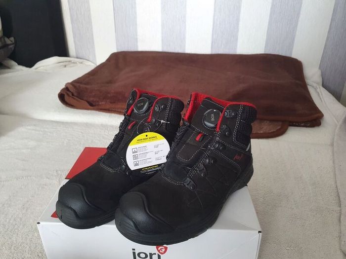 Safety footwear