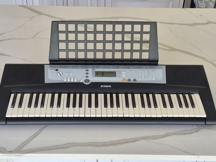 Yamaha Keyboard YPT 200