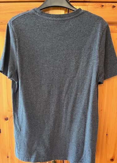 ELLESSE  T-shirt. Size small / medium. Great Quality & In Excellent Condition. Weighty 100% cotton.