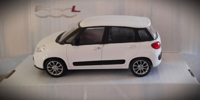 Diecast Model Fiat 500 L MPV 2012 White - Collectable Motorama 1:43