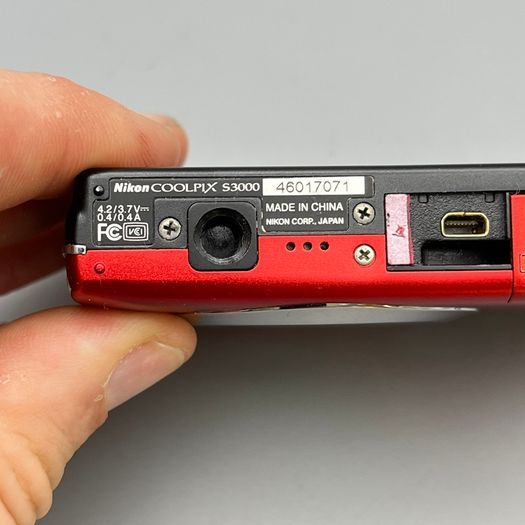 Nikon Coolpix S3000 12MP Digital Camera Red - Full Kit