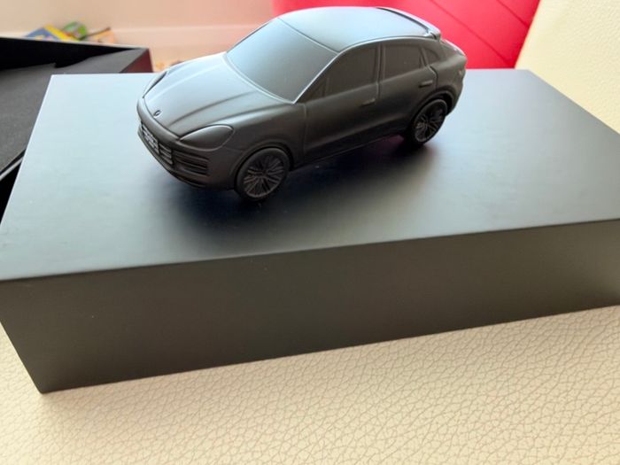 Porsche Cayenne model miniature