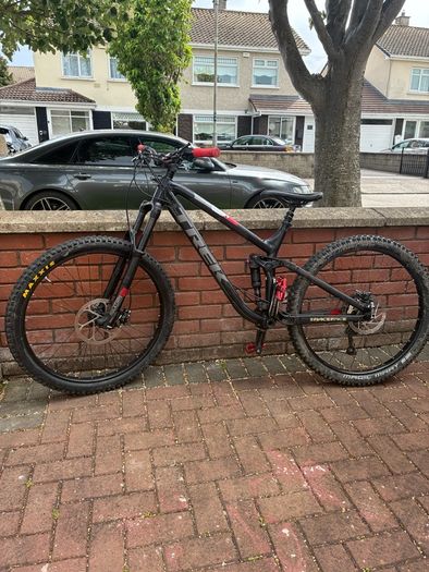 Full suspension mountain bike