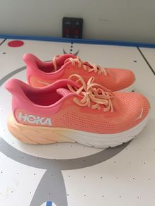Hoka Arahi 7 Coral