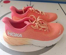 Hoka Arahi 7 Coral