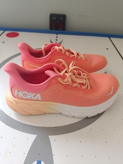 Hoka Arahi 7 Coral