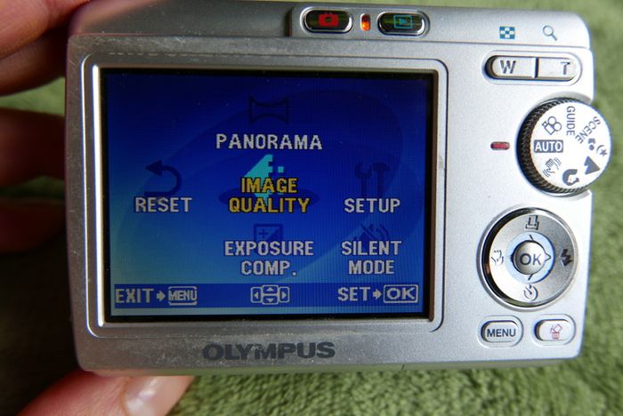 OLYMPUS C505 Digital Camera 6,0MP , Card ,runs on AA batteries Tested