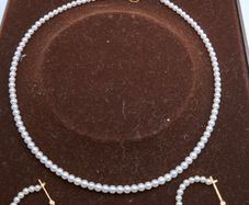 18 ct gold pearl set