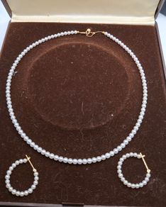 18 ct gold pearl set