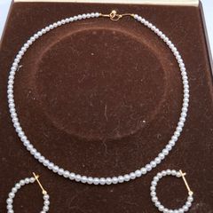 18 ct gold pearl set