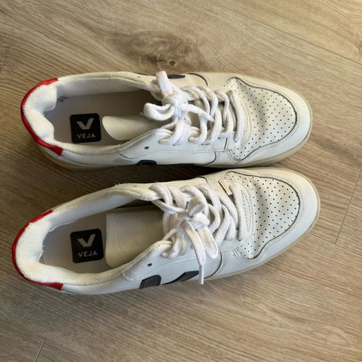 VEJA V 10 leather trainers UK 5