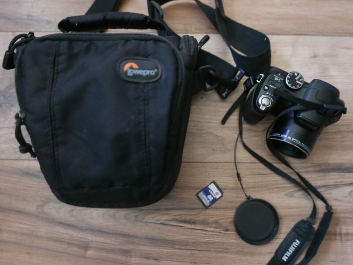 Fujifilm FinePix S2950 14MP Digital Bridge Camera