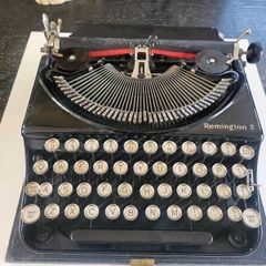 Vintage Typewriter Remington 2