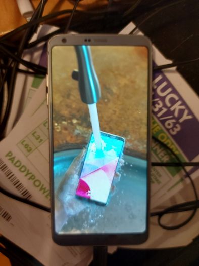 LG G6 mobile phone, 32GB, sim tray missing, excellent cosmetic condition otherwise