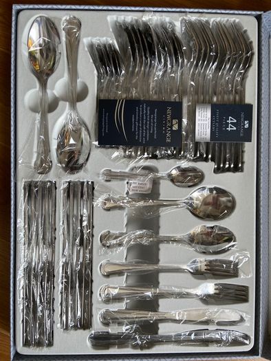 Newgrange 44 piece cutlery