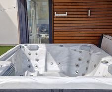 Wellis Pluto 5-Seater Hot Tub - Excellent Condition - EUR4500
