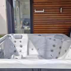 Wellis Pluto 5-Seater Hot Tub - Excellent Condition - EUR4500
