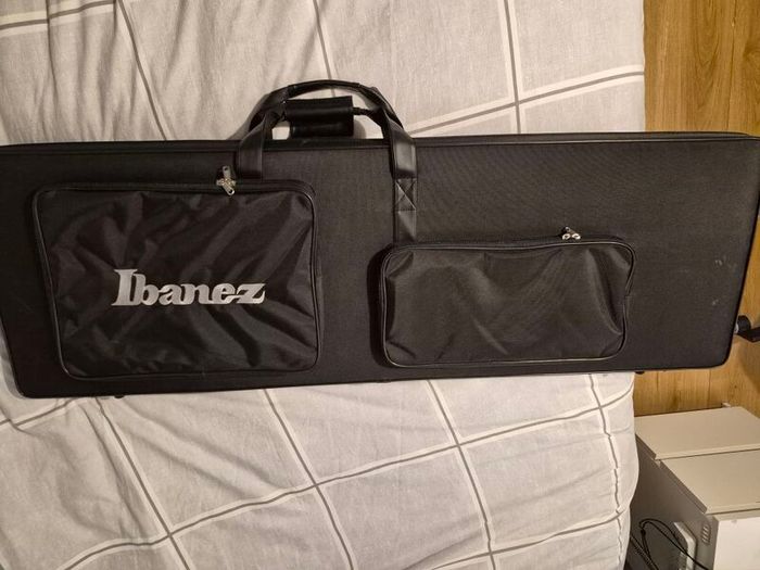 Ibanez SR505 5 string bass with case
