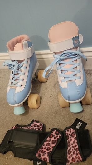 As new Rio roller skates Size 6 and wrist guards