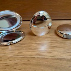 'Newbridge Silverware' cosmetic set.