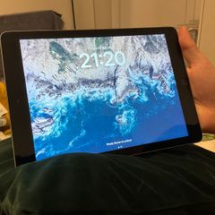 Apple iPad 6th Gen 128GB - Space Grey - Wi-Fi (Great Condition)