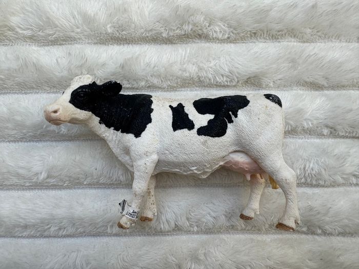 Schleich Farm Animal Dairy Cow Figure D-73527 Used approx. 8 cm. Damaged Please see photos