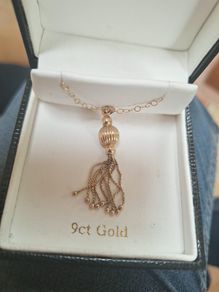 Gold pendant & chain