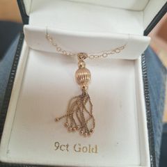 Gold pendant & chain
